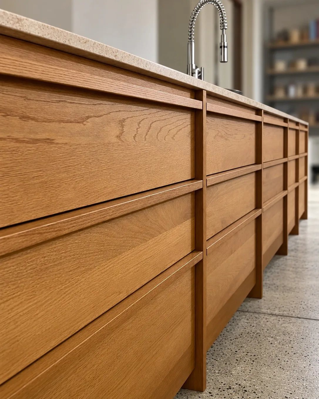 Detail dubového ostrůvku se zásuvkami